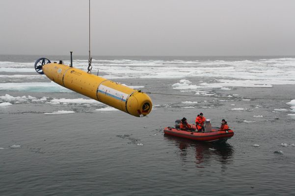 Einsatz eines 3000 m tief-tauchenden autonomen Unterwasserfahrzeugs in eisbedeckten Gebieten des HAUSGARTEN Observatoriums (Foto: Tiefseegruppe des AWI)